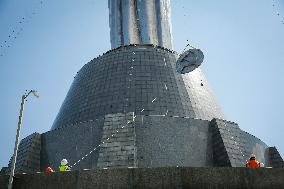 Dismantling The Coat Of Arms Of The USSR From The Statue "Motherland" In Kyiv