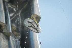 Dismantling The Coat Of Arms Of The USSR From The Statue "Motherland" In Kyiv