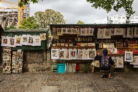 "Bouquinistes" In Paris Will Have To Leave The Seine