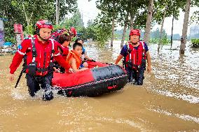 Rescue Teams Rescue and Transfer Trapped People in Zhuozhou City