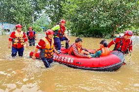 Rescue Teams Rescue and Transfer Trapped People in Zhuozhou City