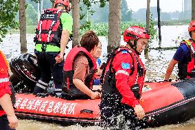 Rescue Teams Rescue and Transfer Trapped People in Zhuozhou City