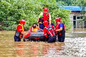 Rescue Teams Rescue and Transfer Trapped People in Zhuozhou City