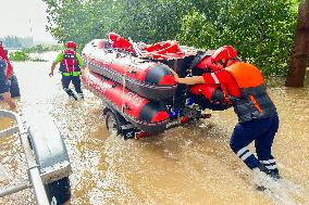 Rescue Teams Rescue and Transfer Trapped People in Zhuozhou City