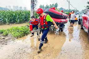 Rescue Teams Rescue and Transfer Trapped People in Zhuozhou City