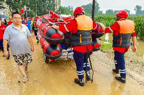 Rescue Teams Rescue and Transfer Trapped People in Zhuozhou City