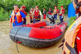 Rescue Teams Rescue and Transfer Trapped People in Zhuozhou City