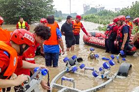 Rescue Teams Rescue and Transfer Trapped People in Zhuozhou City