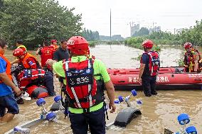 Rescue Teams Rescue and Transfer Trapped People in Zhuozhou City