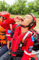 Rescue Teams Rescue and Transfer Trapped People in Zhuozhou City