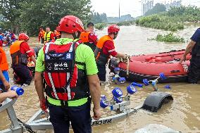 Rescue Teams Rescue and Transfer Trapped People in Zhuozhou City