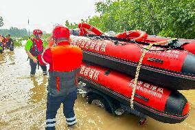 Rescue Teams Rescue and Transfer Trapped People in Zhuozhou City