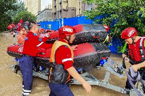 Rescue Teams Rescue and Transfer Trapped People in Zhuozhou City