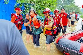 Rescue Teams Rescue and Transfer Trapped People in Zhuozhou City