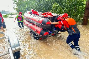 Rescue Teams Rescue and Transfer Trapped People in Zhuozhou City