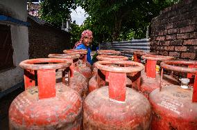 Commercial LPG Gas Cylinder Prices Were Slashed By Rs 99.75