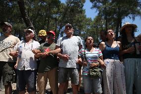 Turkish gendarmerie batter villagers to protect mining company in Akbelen Forest