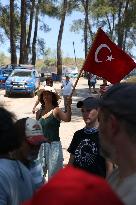 Turkish gendarmerie batter villagers to protect mining company in Akbelen Forest