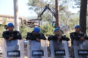 Turkish gendarmerie continue to protect mining company in Akbelen Forest