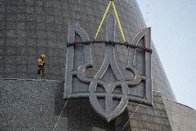 Installation Of Ukrainian Emblem On The Mother Ukraine Monument