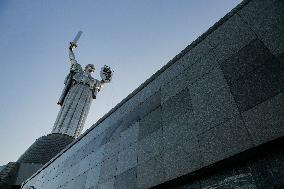 Raising The Coat Of Arms Of Ukraine "Trident" On The Motherland-Mother Sculpture In Kyiv