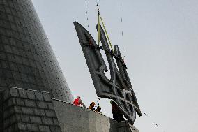 Raising The Coat Of Arms Of Ukraine "Trident" On The Motherland-Mother Sculpture In Kyiv