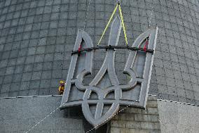 Raising The Coat Of Arms Of Ukraine "Trident" On The Motherland-Mother Sculpture In Kyiv