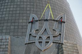 Raising The Coat Of Arms Of Ukraine "Trident" On The Motherland-Mother Sculpture In Kyiv