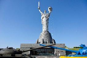 Installation of Trident on Motherland Monument in Kyiv
