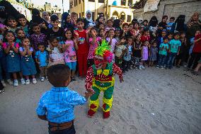 Clowns Entertain Children - Gaza