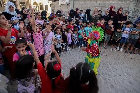 Clowns Entertain Children - Gaza