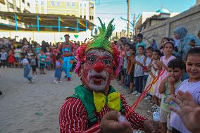 Clowns Entertain Children - Gaza