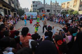 Clowns Entertain Children - Gaza