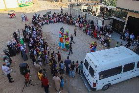 Clowns Entertain Children - Gaza