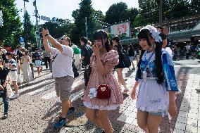 Tourism Returns To Japan Amidst Sweltering Heat
