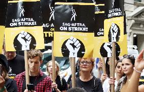 Celebs Support SAG-AFTRA Strike - NYC