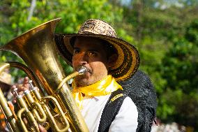Medellin 'Feria de las Flores' - Silleteros Parade