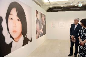 S. Korean envoy visits photo exhibition on Japanese abductee