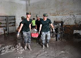 CHINA-HEBEI-ZHUOZHOU-SCHOOL-ARMED POLICE FORCE-FLOOD-CLEAN UP (CN)