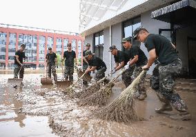CHINA-HEBEI-ZHUOZHOU-SCHOOL-ARMED POLICE FORCE-FLOOD-CLEAN UP (CN)