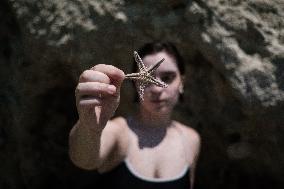 A Girl Found A Starfish