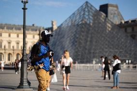Illustrations of the Louvre area during Summer - Paris