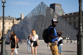 Illustrations of the Louvre area during Summer - Paris