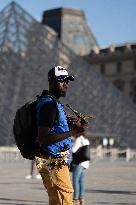 Illustrations of the Louvre area during Summer - Paris