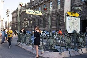 Illustrations of the Louvre area during Summer - Paris