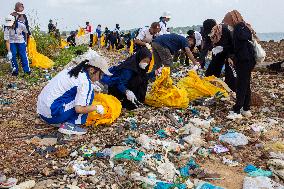 Clean Beaches Keep The Sea Free Of Plastic Waste