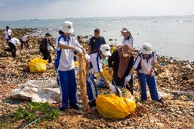 Clean Beaches Keep The Sea Free Of Plastic Waste