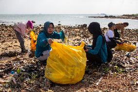 Clean Beaches Keep The Sea Free Of Plastic Waste