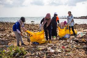 Clean Beaches Keep The Sea Free Of Plastic Waste