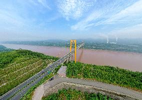 Taihong Yangtze River Bridge Crosses The Yangtze River in Chongqing